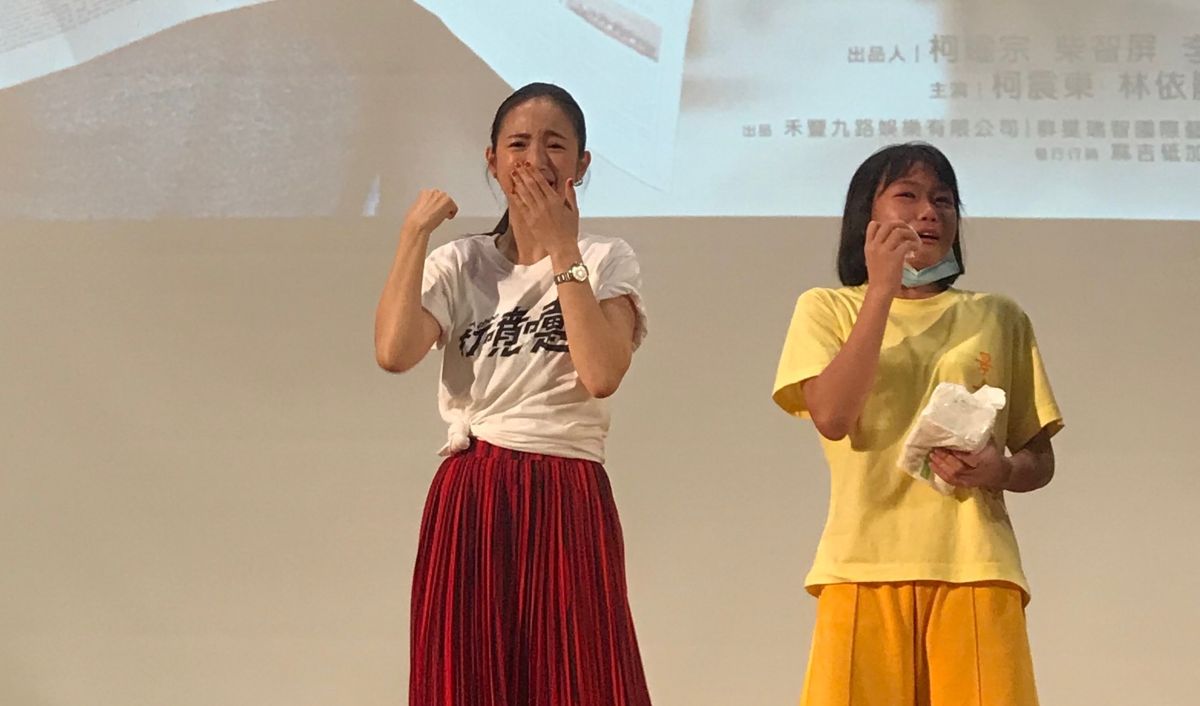 ▲林依晨（左）走入校園與同學相見歡，有學生一路從電影結束前哭到台上。（圖／傳影互動）