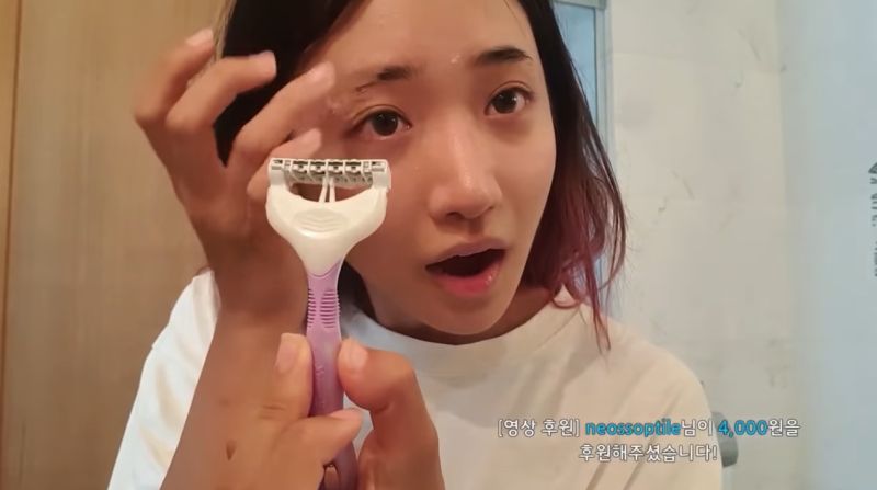 ▲企鵝妹不顧爸媽阻擋,依約把眉毛全剃光。(圖/YouTube)