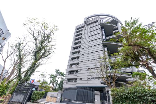 ▲「松濤苑」坐擁台北植物園大片綠蔭景觀，單價也穩居250萬元以上。（資料照／信義房屋提供）
