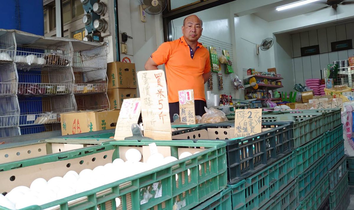 ▲桃園八德一家雜糧行老闆，用三秒膠修補破裂的雞蛋，老闆說自己是好心幹壞事，下次不會再這樣用膠水補蛋了。（圖／民眾提供）