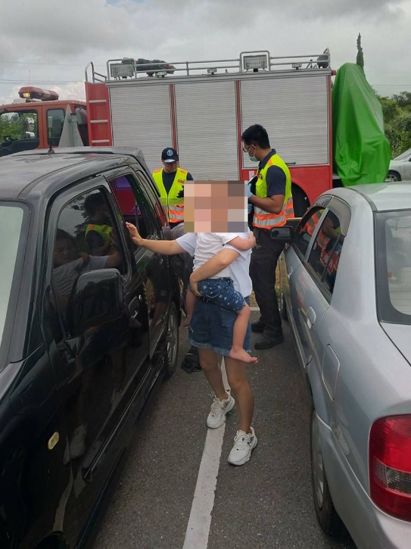 ▲小朋友被救出後,除了受到驚嚇外,身體並無大礙。(圖/金城消防分隊提供)