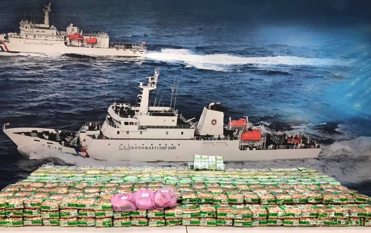 ▲海巡署艦隊分署會同檢警共同查獲日翔12號觀光娛樂船涉嫌走私市價新台幣10億元的2、3級毒品共761公斤。(圖／海巡署艦隊分署提供)
