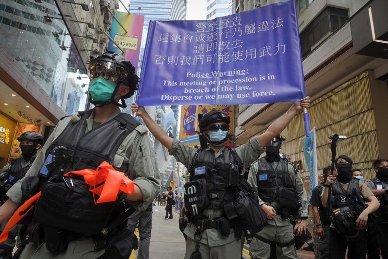 ▲《港區國安法》已於 6 月 30 日正式生效。圖為 7 月 1 日港警於示威現場執法。(圖/美聯社/達志影像)
