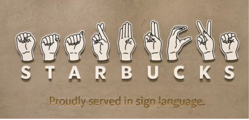 ▲若是不會手語，店內還有貼心設計幫助顧客學習手語，像是牆上、店員的圍裙上都印有Starbucks所對應的手勢。（圖｜翻攝自