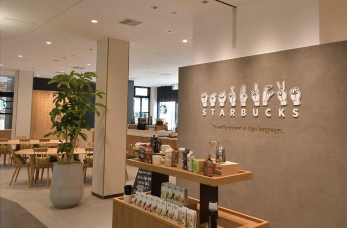 ▲星巴克上週六正式於東京開設全日本第一家「手語門市」（圖｜翻攝自スターバックス コーヒー ジャパン 株式会社）