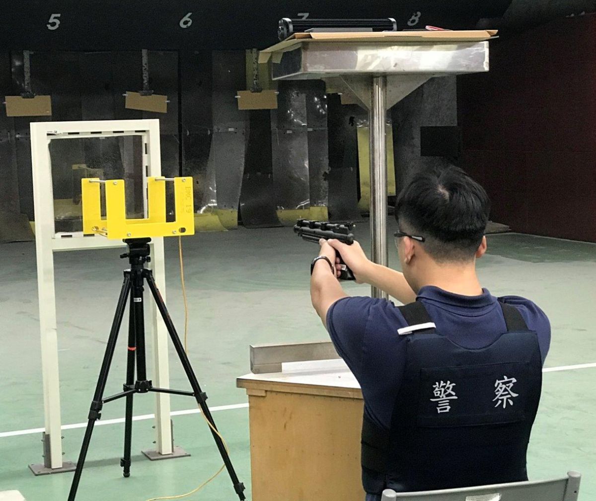 ▲警方進行試射，研究玻璃破裂究竟是遭遇槍擊，或是金屬鋼珠BB彈、彈弓打破，還是天氣太熱造成玻璃熱脹冷縮破裂。（圖/新北市警局提供）