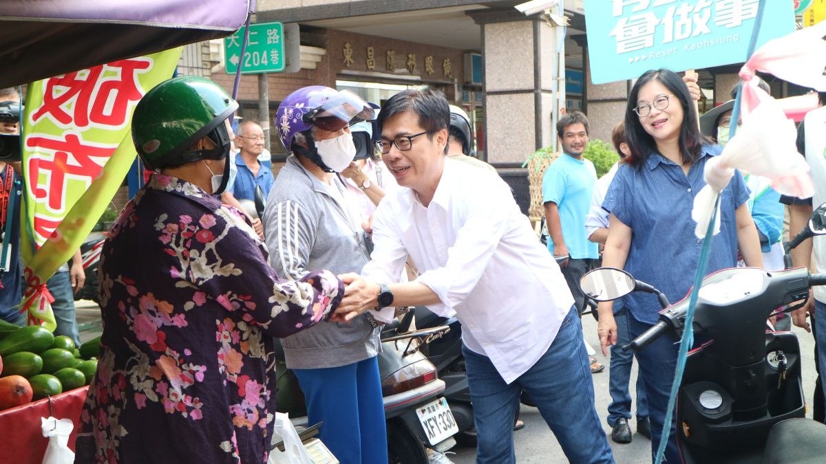 ▲民進黨高雄市長候選人陳其邁今（3）日上午到鹽埕區大舞台市場掃街拜票。（圖／記者鄭婷襄攝，2020.07.03）