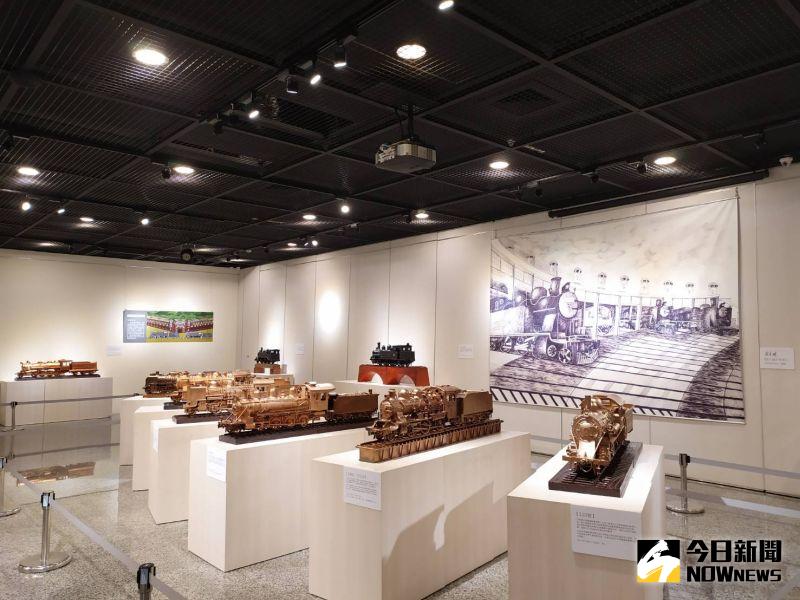 ▲佈展以彰化鐵道文化古蹟「扇形車庫」發想,將作品以放射狀排列,讓展場成為另一個蒸汽老火車停放的扇形車庫。(圖/記者葉靜美攝)