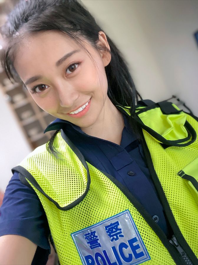 ▲祈錦鈅主持網路節目《警鈅來了》。(圖/固力狗娛樂提供)
