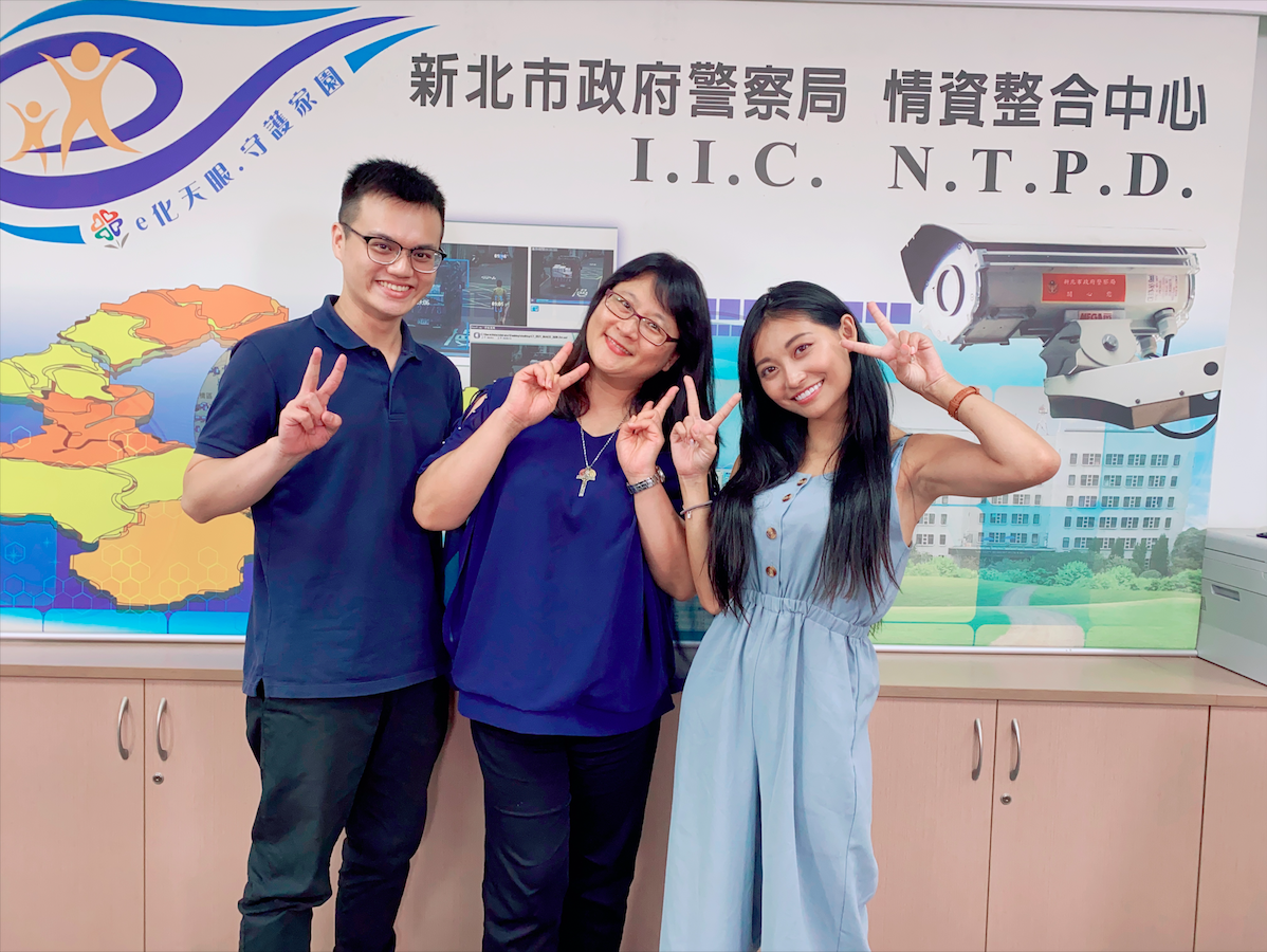 ▲祈錦鈅（右）的網路節目《警鈅來了》，與新北市政府警察局少年警察隊一起合作，宣導犯罪預防。（圖／固力狗娛樂提供）