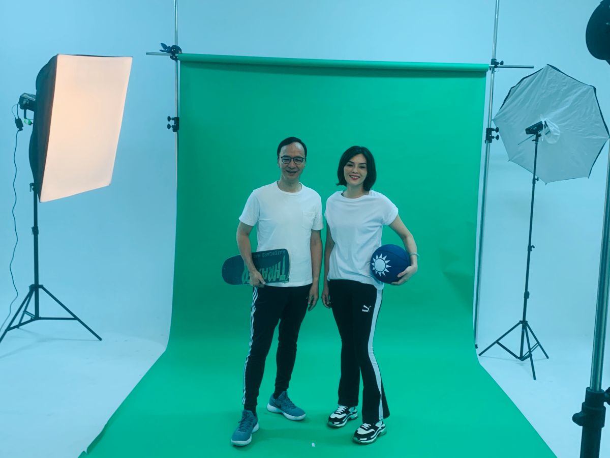 ▲國民黨前主席朱立倫陪同李眉蓁一起拍攝選舉定裝照。（圖／李眉蓁競選團隊提供）