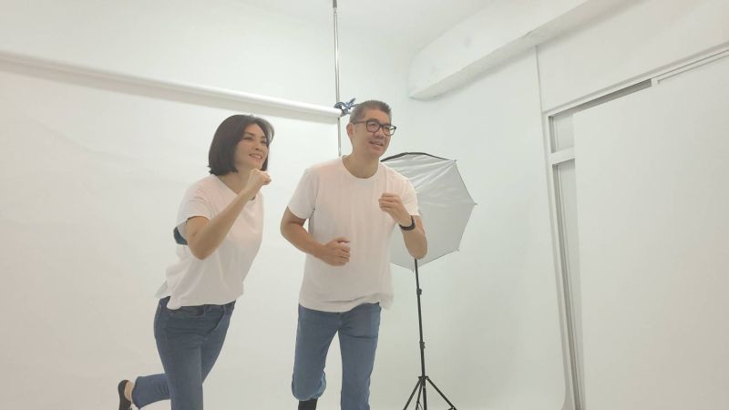 ▲連勝文陪同李眉蓁一起拍攝選舉定裝照。(圖/李眉蓁競選團隊提供)