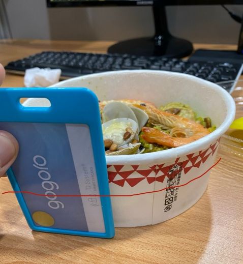 ▲飯只有紙盒的一半。(圖/翻攝自