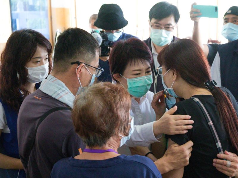 ▲昨午一場豪大雨,造成樹倒壓傷女騎士,經搶救回天乏術,市長一早趕赴慰問家屬(圖/ 柳榮俊攝,2020.7.3)