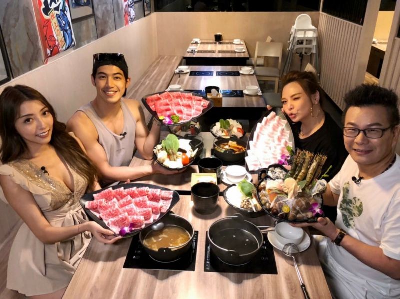 ▲蘿拉、(左起)、許得瑋、小甜甜和沈玉琳大啖美食。(圖/民視提供)