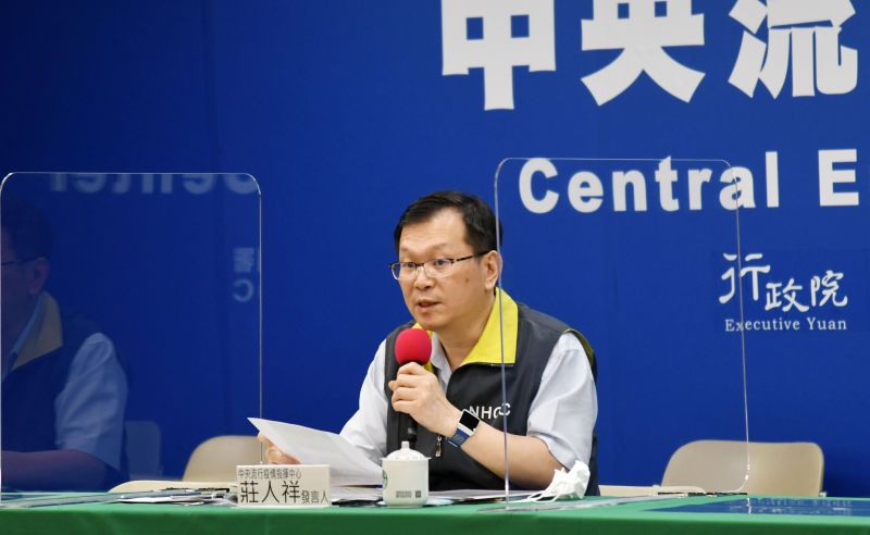 ▲中央流行疫情指揮中心莊人祥發言人,說明轉機乘客確診一案。(圖/記者林調遜攝)