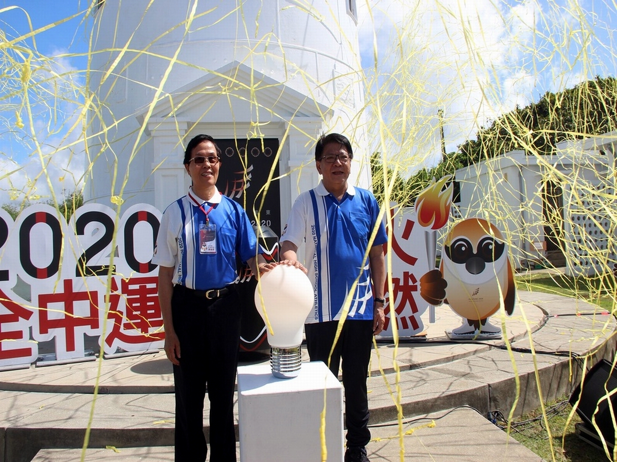 ▲母火引燃暨聖火傳遞記者會上午在國境南端鵝鑾鼻燈塔展開，由屏東縣長潘孟安偕同教育部體育署副署長王水文共同引燃。（圖／屏東縣政府提供，2020.07.03）