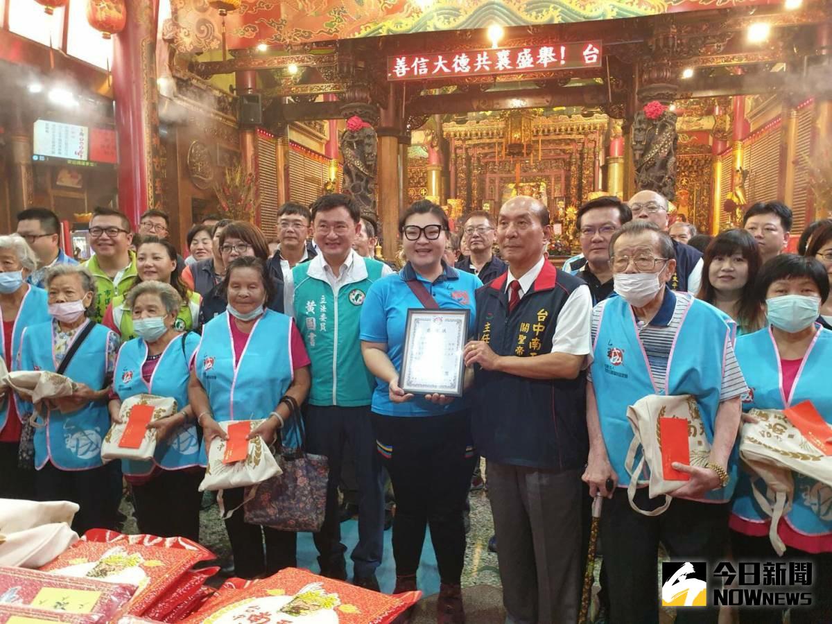 ▲台中市南天宮持續七十年的白米佈施，11日起二天舉辦，今天由全成社會福利基金會代表受贈單位接受捐贈。（圖／金武鳳攝，2020.7.3)