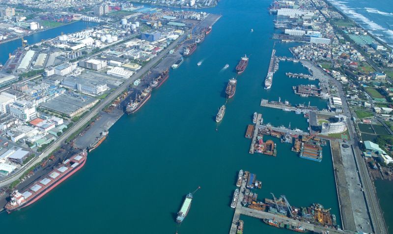 ▲台灣港務公司在高雄港規劃擴充貨櫃中心。(資料照／記者黃守作攝)    
