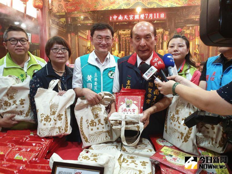 ▲南天宮七十年來佈施不斷,今天主委吳光雄宣佈,11日起二天舉辦遶境祈福佈施白米5萬斤。(圖/金武鳳攝,2020.7.3)