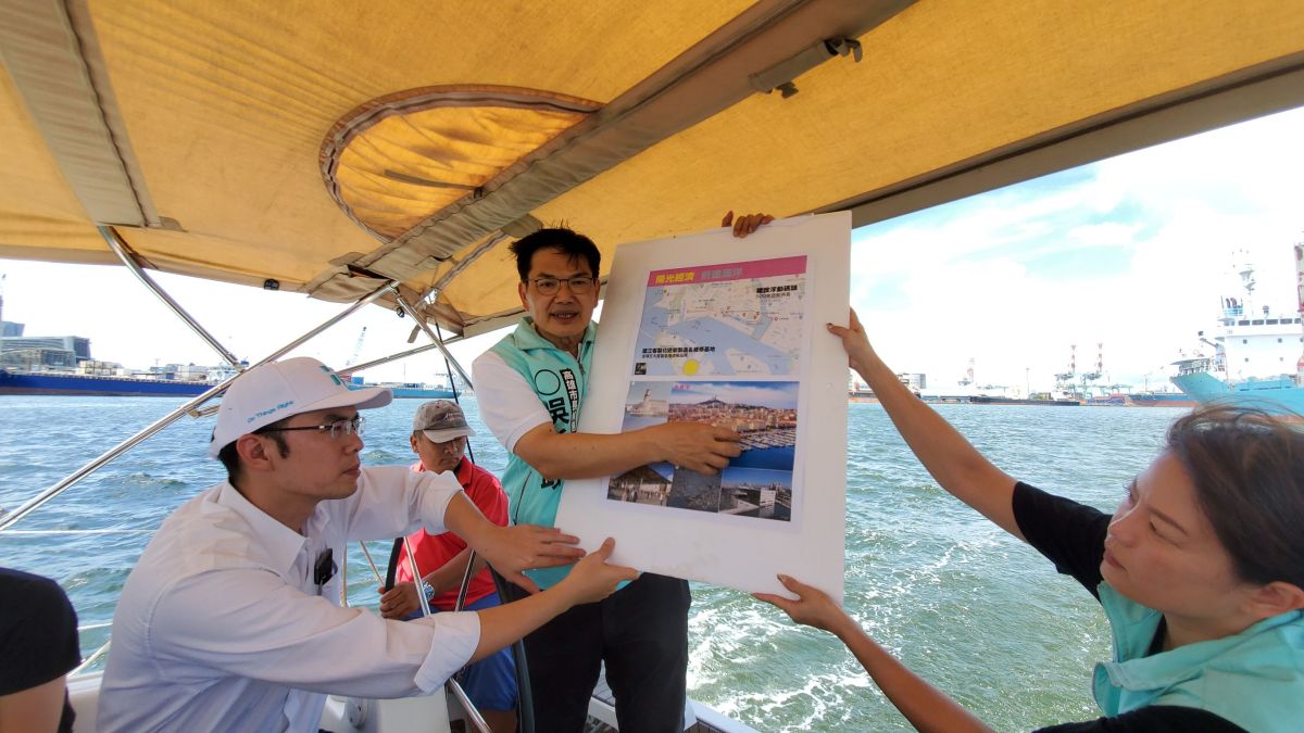 ▲民眾黨提名高雄市長候選人吳益政，今（3）日上午搭乘遊艇遊愛河，宣示推動高雄遊艇產業。（圖／吳益政競選團隊提供）