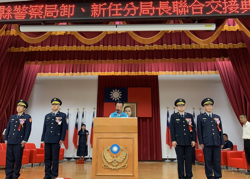 ▲嘉義縣長翁章梁親自為布袋及竹崎分局新任分局長佈達。(圖／記者陳惲朋攝）