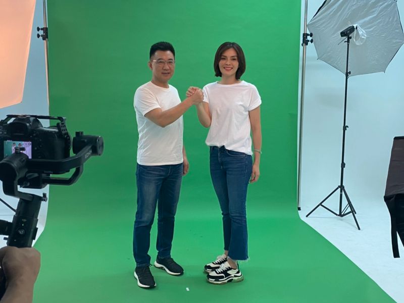 ▲國民黨主席江啟臣今(3)日陪同李眉蓁一起拍攝選舉定裝照。(圖/李眉蓁競選團隊提供)