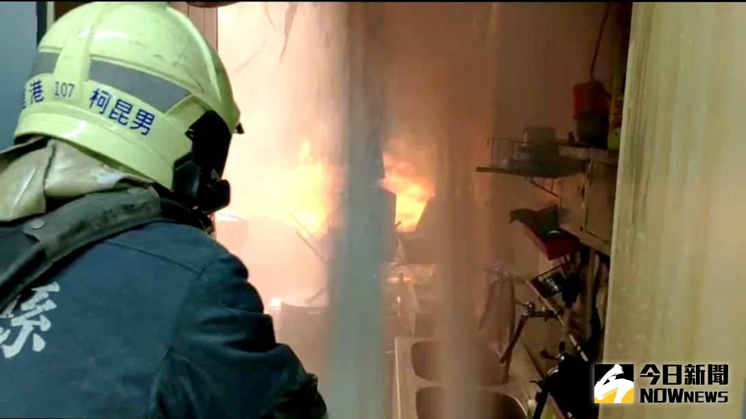 ▲鹿港鎮中山路上一家火鍋店驚傳火災，疑因換裝瓦斯桶不慎而起火燃燒，瞬間烈火狂燃。（圖／記者陳雅芳攝，2020.07.03）