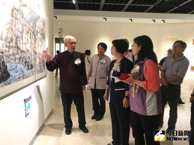 ▲國父紀念館館長梁永斐導覽解說作品。(圖/記者陳雅芳攝,2020.07.03)