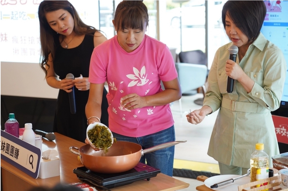 ▲「雨來菇」小農丁采綸現身活動示範如何烹煮產品。（圖／賈立傑攝）