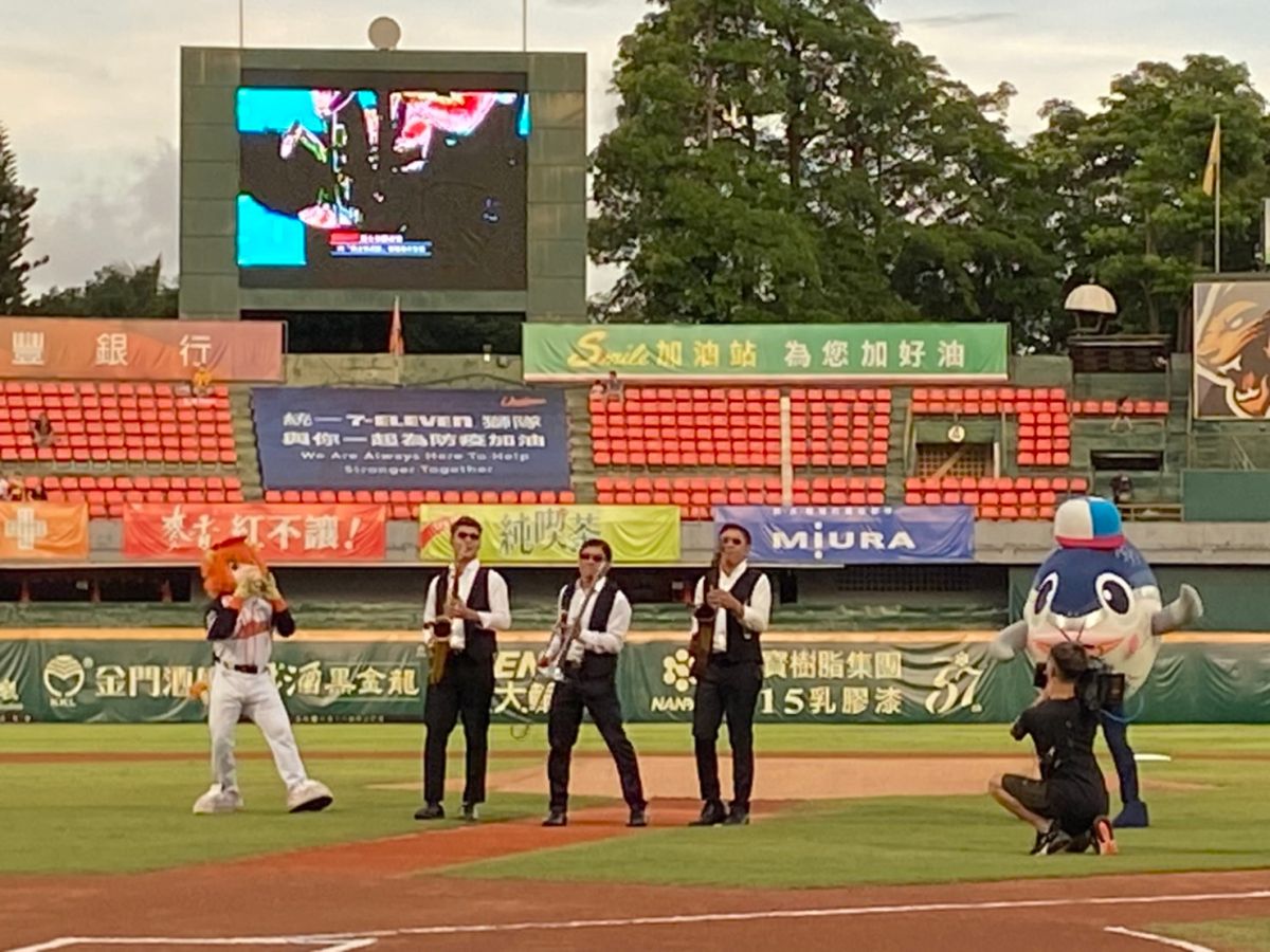 ▲台南市立棒球場響起悠揚爵士樂，萊恩也一起同樂（圖／記者林怡孜摄，2020,07,03）