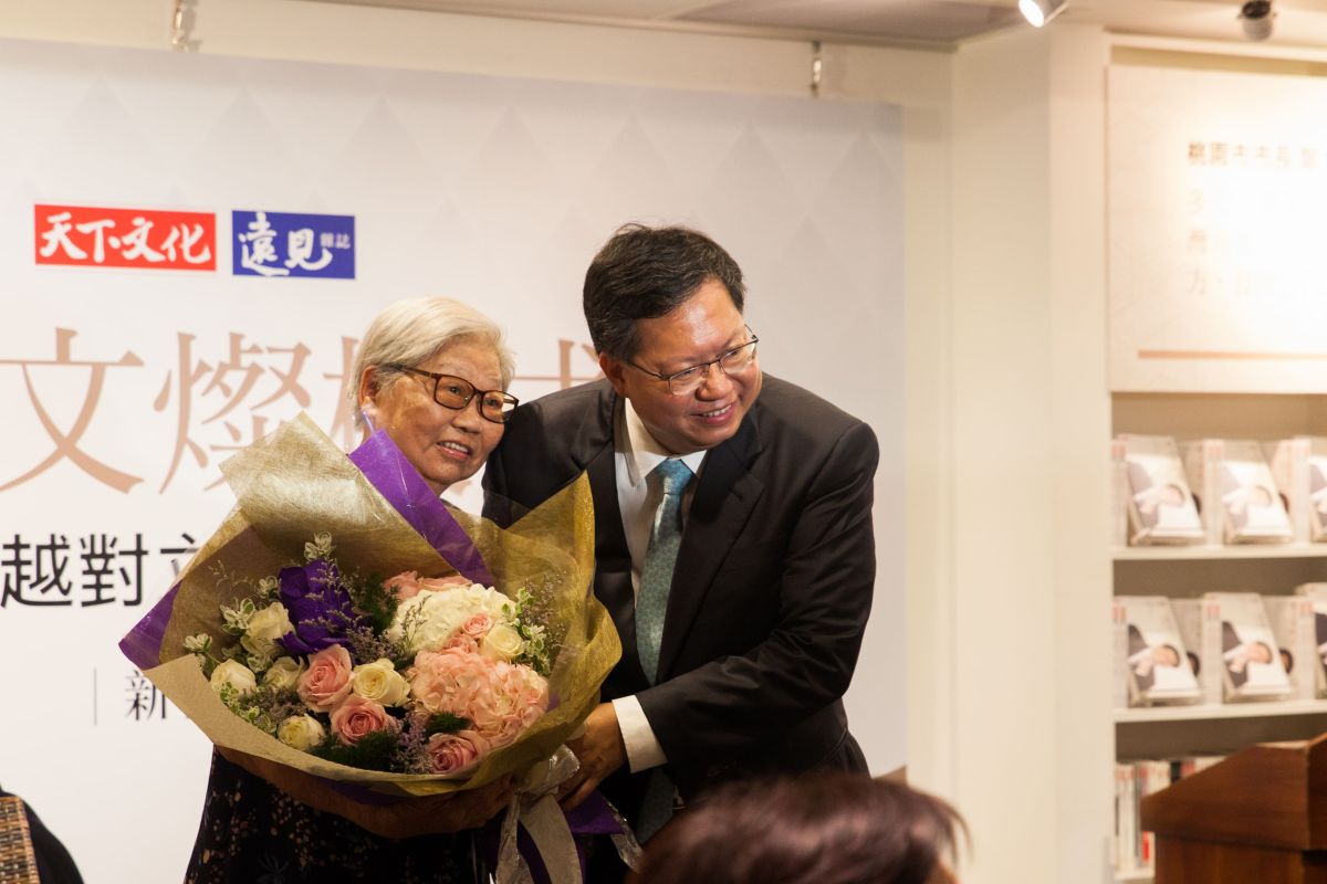 ▲桃園市長鄭文燦（右）和母親鄭邱碧回。（圖／桃園市政府提供）