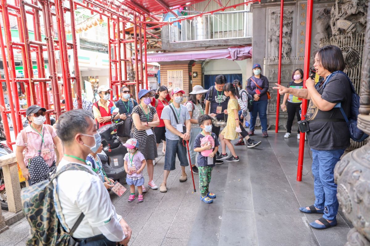 ▲興直堡文史工作室曾素月老師導覽新莊廟街文史故事。（圖/新北市文化局提供)