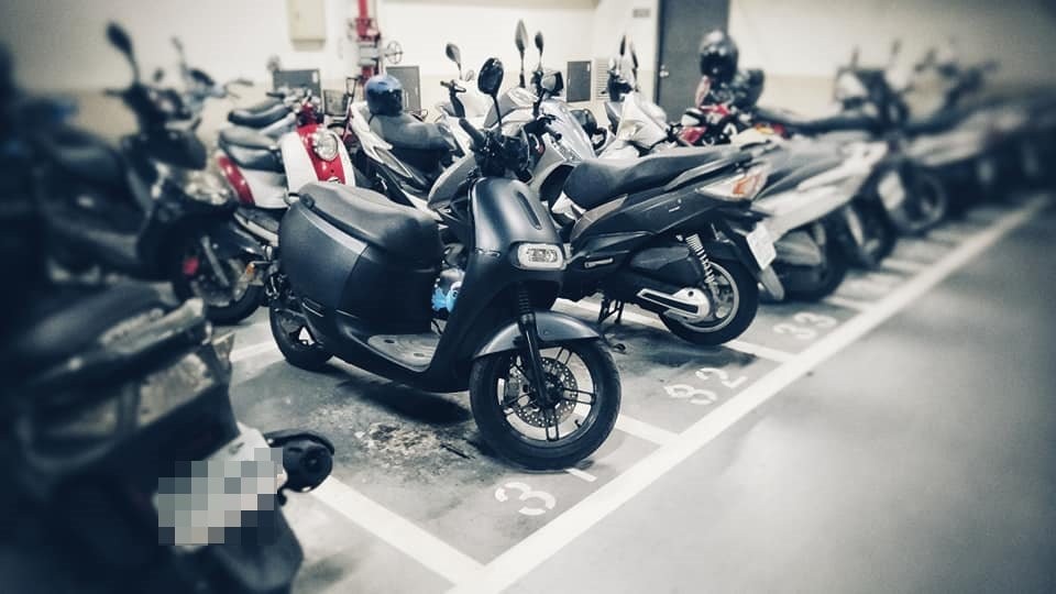 ▲許多機車族對於找停車格，是相當困擾的，就有網友提出，「你支持路邊機車停車全面收費嗎」的問題。（示意圖／翻攝自《爆怨公社》）