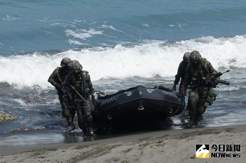 ▲海軍陸戰隊99旅3日實施聯興操演發生橡皮艇翻覆意外,造成3名官兵命危。圖非新聞當事人。(圖/記者呂炯昌攝)