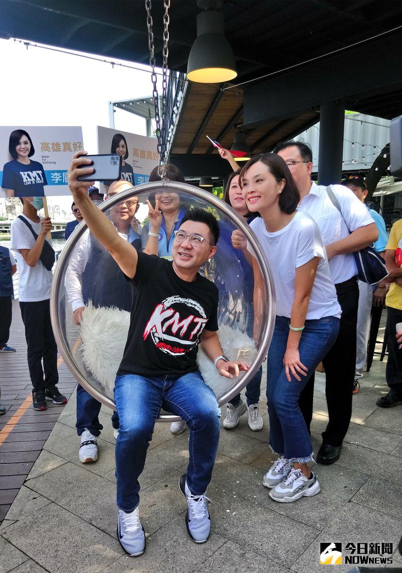 ▲國民黨黨主席江啟臣南下高雄陪同黨籍高雄市長參選人李眉蓁在高雄趴趴走，並在網美景點自拍推銷高雄觀光（圖／記者鄭婷襄攝，2020.07.04）