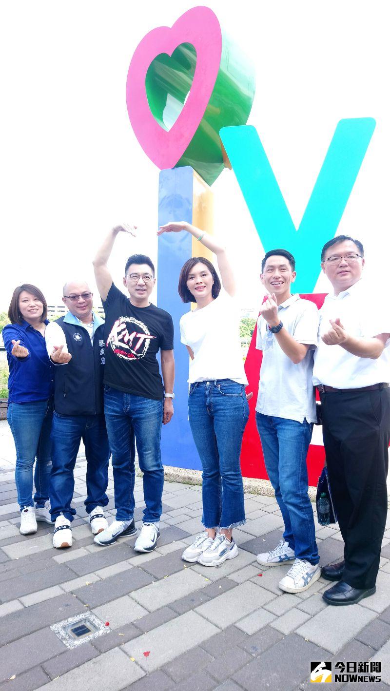 ▲江主席與李眉蓁在愛之船旁的「LOVE」裝置藝術前合比出大愛心,象徵「蓁愛啟程」。(圖/記者鄭婷襄攝,2020.07.04)