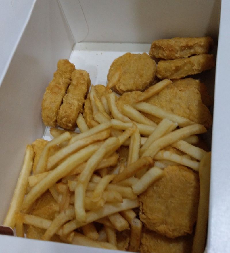 ▲網友指出,自己買的麥克雞塊沒有附上糖醋醬。(圖/翻攝爆怨公社臉書)