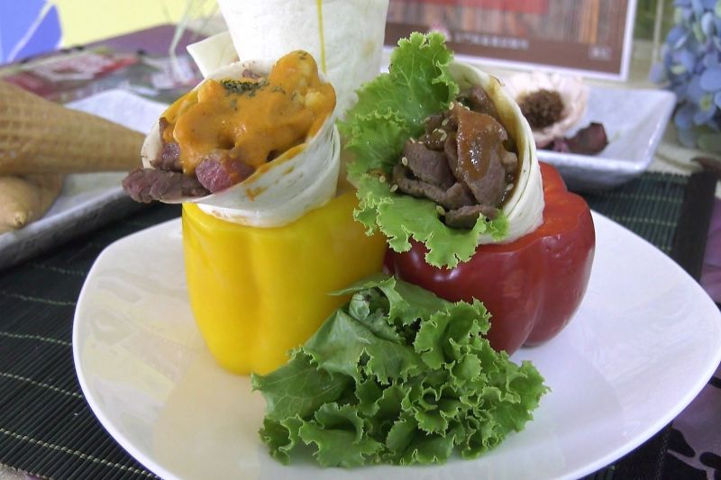 ▲以金門酒糟牛肉為食材,佐以精心調製的醬料的捲餅,試吃民眾讚不絕口。(圖/記者蔡若喬攝)