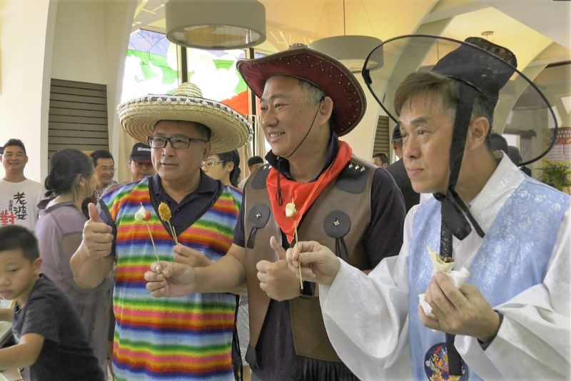 ▲縣議員蔡水游(左)、縣長楊鎮浯(中)、畜試所所長許一傑等特別換上各民族服飾,為發布會站台助陣。(圖/記者蔡若喬攝)