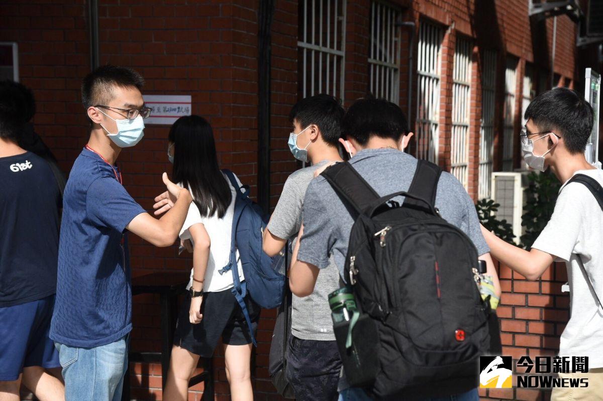 ▲今（109）年指考數學乙科試題結合時事，非選一為傳染病的素養題，數學科教師群認為題目敘述與往年類似，有融入生活情境的數學素養題目，整體難易度適中。（圖／記者陳明安攝，2020.07.02）