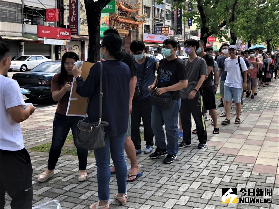 ▲現場出現長長的捐血排隊人潮。（圖／記者郭政隆攝影2020.7.4）