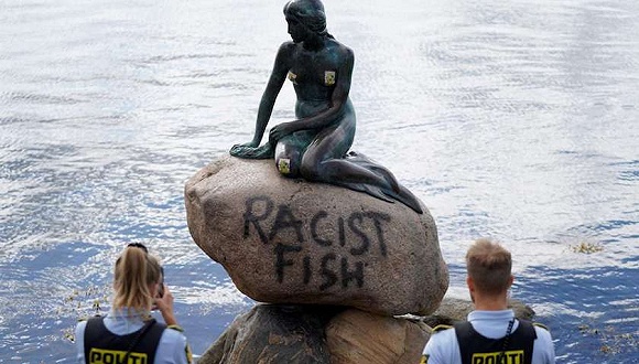 ▲丹麥知名小美人魚雕像遭人塗鴉「種族歧視魚」抗議。（圖／翻攝自《法新社》）
