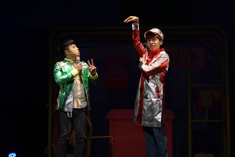 ▲黃豪平(右)舞台劇《變身偵探》90分鐘Non-stop演出笑虧劇名應該成《瘦身偵探》。(圖
