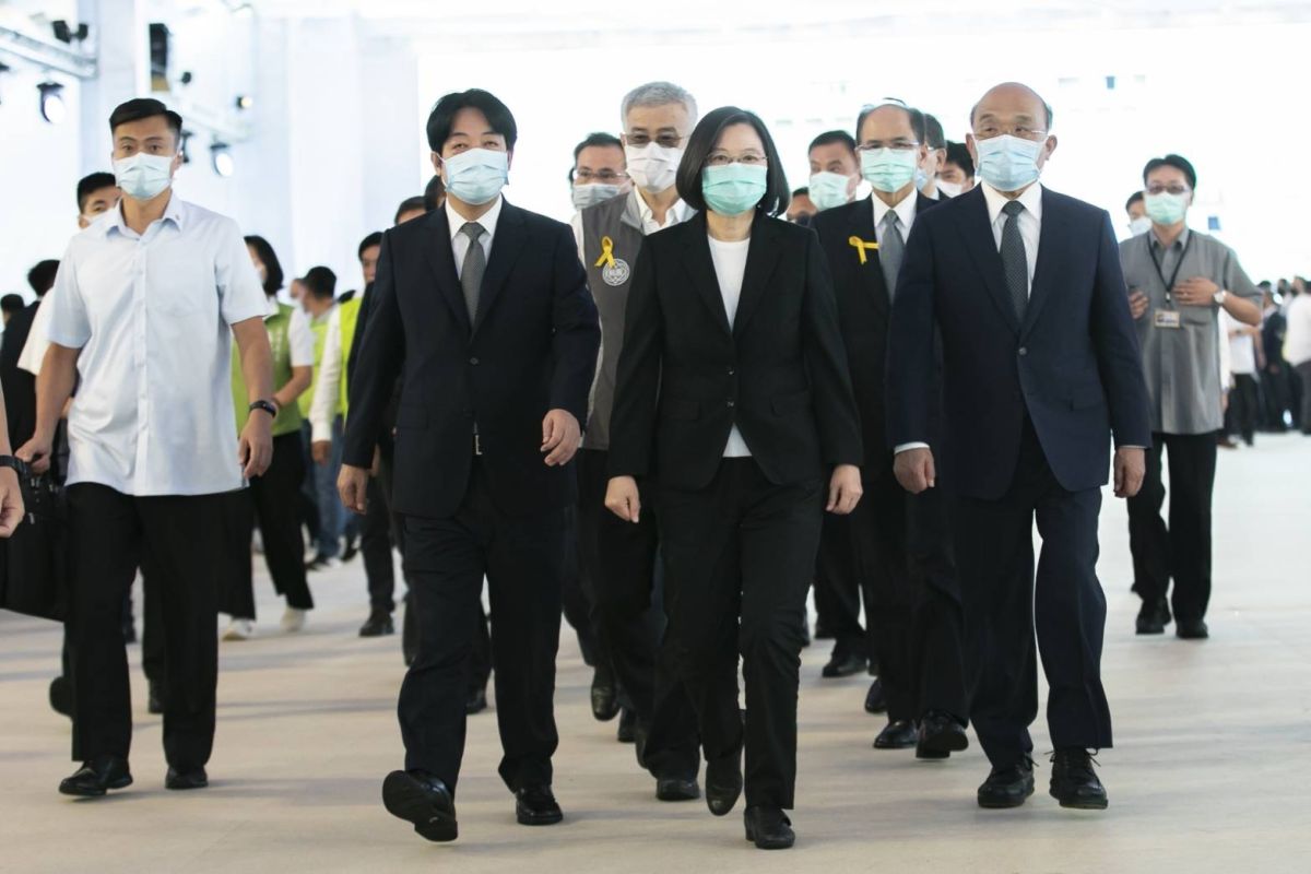 ▲蔡英文總統（前排中）、副總統賴清德（前排左）、行政院長蘇貞昌（前排右）7月4日出席鄭文燦母親、鄭邱碧回的告別式。（圖／龍巖提供）