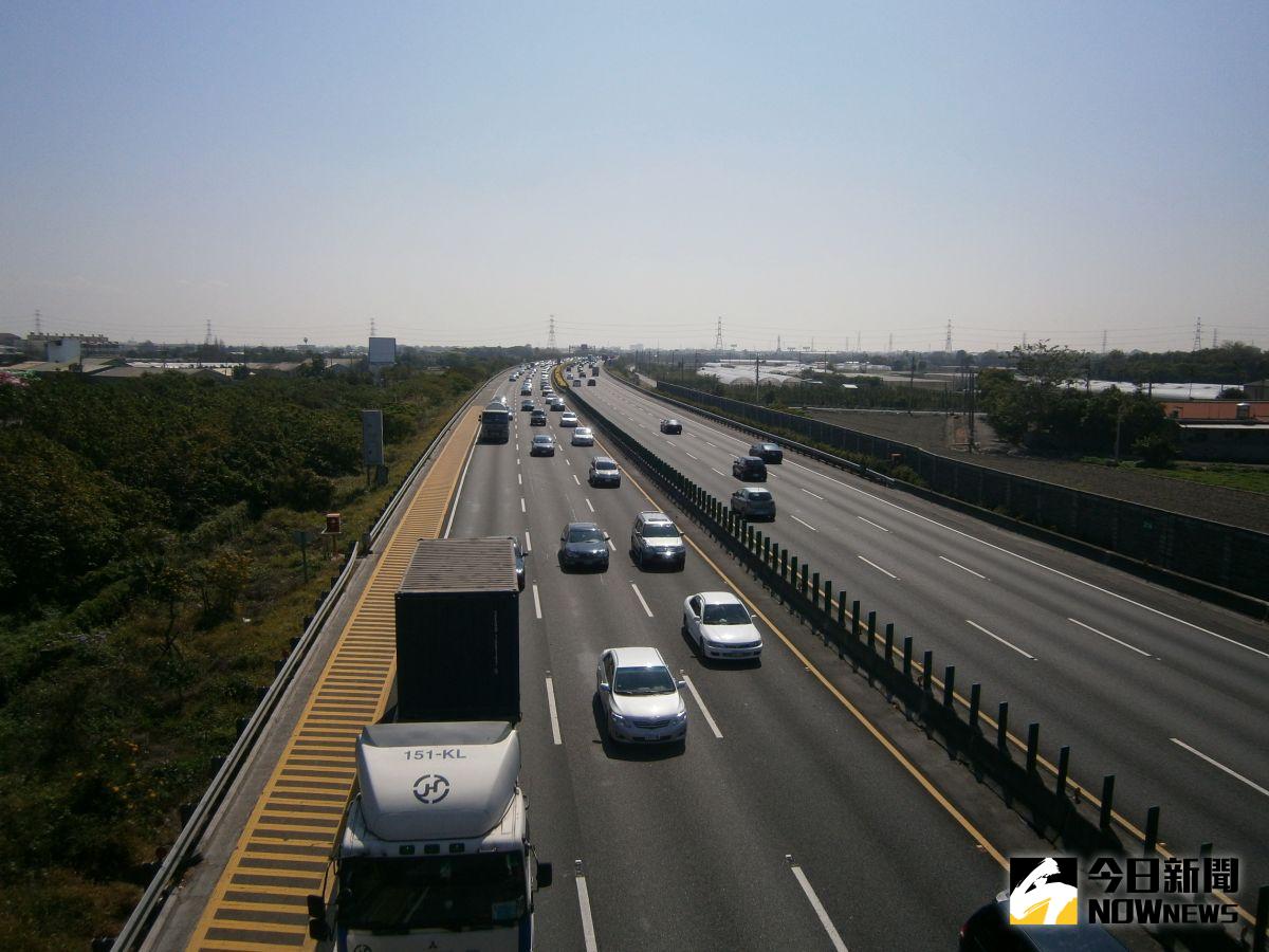 ▲高速公路局辦理國道1號大雅至大林路段瀝青混凝土路面整修工程，7月6日起連續3天封閉彰化交流道北上出、入口匝道，實施夜間施工。（圖／記者陳雅芳攝，2020.07.04）