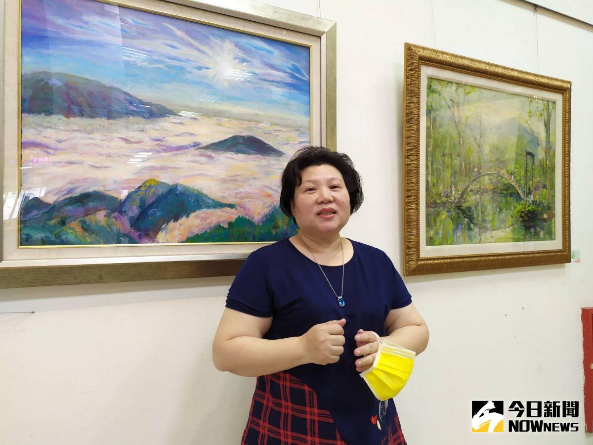 ▲彰化縣彩林畫會會員主要為彰化地區女性藝術家，會長黃美女期許，藉由參觀聯展之創作，喚醒走入家庭的廣大女性朋友，在忙碌的生活中仍然可以保有自己的興趣愛好。（圖／記者葉靜美攝，2020.07.04）
