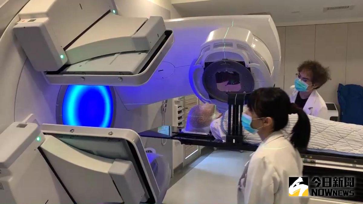 ▲彰化醫院耳鼻喉科檢查，赫然發現他的口咽壁長了一顆直徑3公分的惡性腫瘤。（圖／記者陳雅芳攝，2020.07.04）