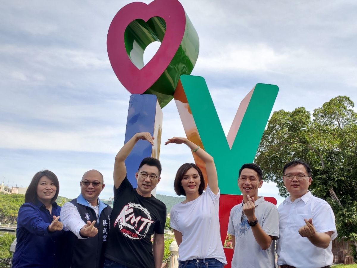 ▲國民黨主席江啟臣4日到高雄輔選市長補選候選人李眉蓁 (中間2人)。(圖/國民黨提供)