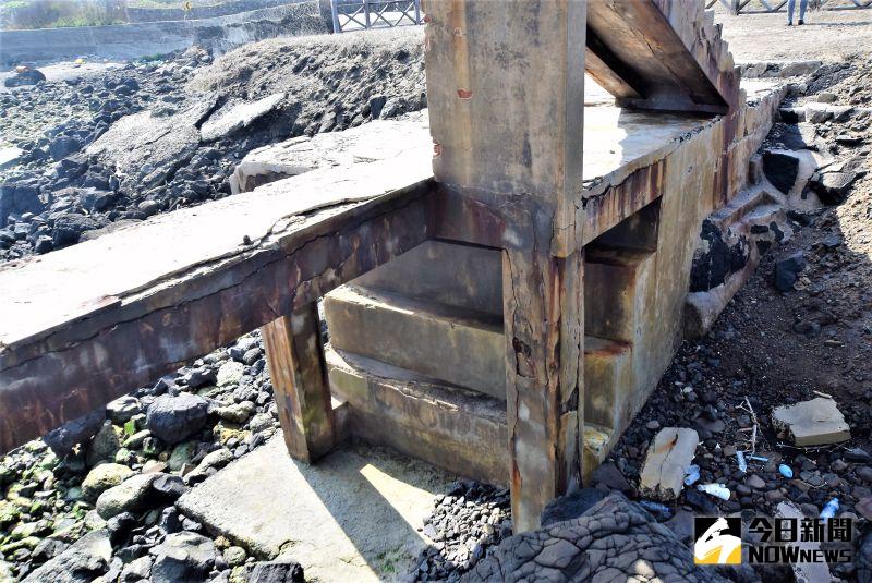▲這座危樓已經出現鋼筋外露、水泥剝落情形,因此建設處長許智富以安全第一為由雇工拆除,網紅景點正式走入歷史。(圖/記者張塵攝,2020.07.04)